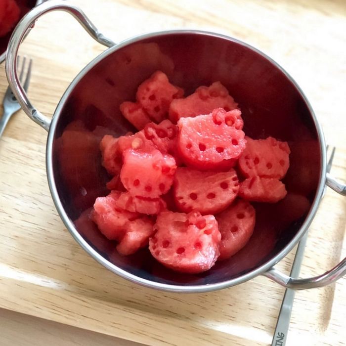 ‘시원달콤’ 제철 수박 귀엽게 잘라먹고 싶은 이 구역 귀요미들에게 딱인 ‘헬로키티 수박커터’