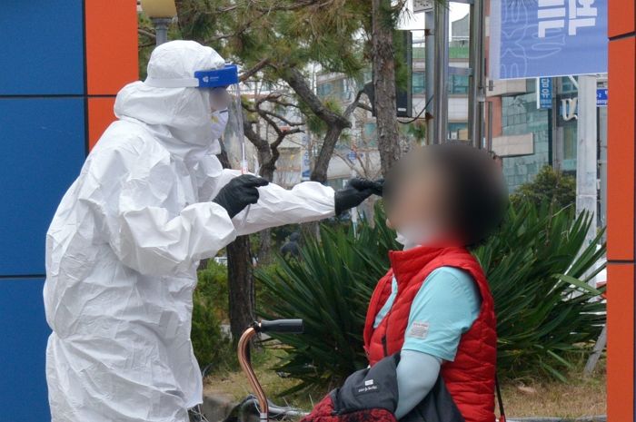 “2주 뒤 나가주세요”…한때 ‘코로나 영웅’이었던 간호사에게 날아온 해고 통보