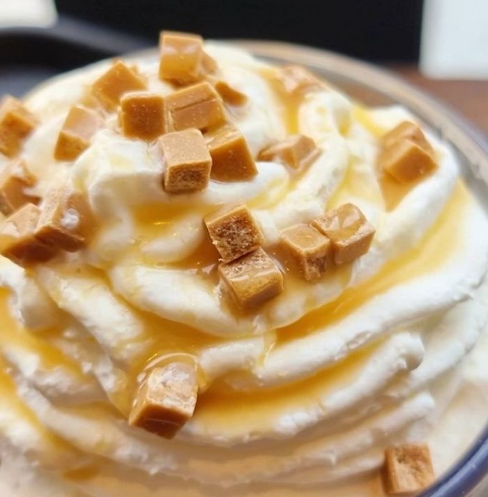 연유 듬뿍 뿌려 ‘메가톤 바’ 맛 나는 스타벅스 여름 한정 신상 ‘돌체 카라멜칩 커피 프라푸치노’