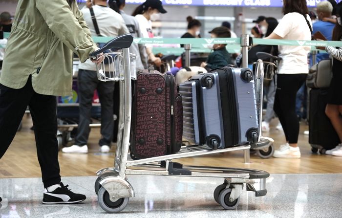 어제(12일) 국내 코로나 확진자 452명 발생···사망자는 3명 늘어