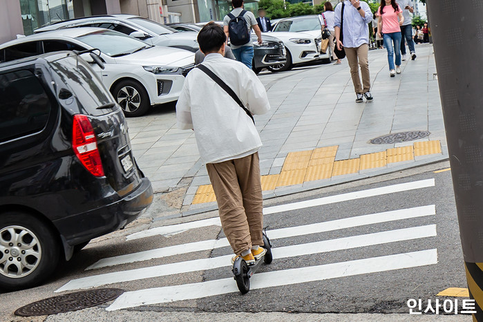 오늘(13일)부터 전동킥보드 탈 때 ‘헬멧’ 착용 안 하면 무조건 범칙금 2만원 부과