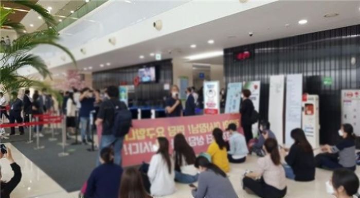 건강보험공단 ‘직고용’ 해달라며 총파업 중인 콜센터 상담사들