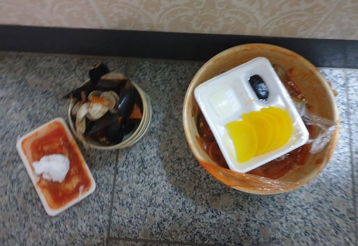 배달 기사에게 혼난 여성이 억울하다며 공개했다가 오히려 욕 먹고 있는 그릇 상태