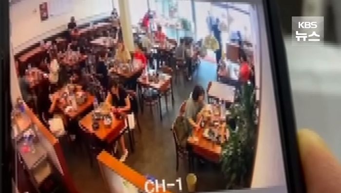 대낮에 식당으로 돌진한 대형세단…식사하던 손님 11명 부상 (영상)