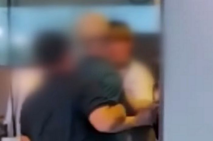 영수증 ‘한 손’으로 준 10대 알바생 마음에 안 든다며 무차별 폭행한 남성