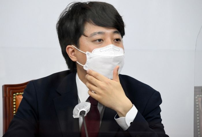 “여자친구 있냐”는 질문에 쿨하게 ‘연애 중’이라 고백한 이준석 대표