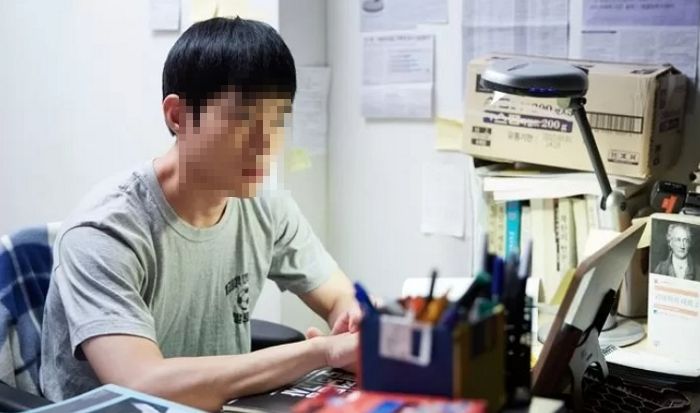 스터디 카페서 혼자 테이블 독차지하고 공부 중인 ‘카공족’의 자리 상태