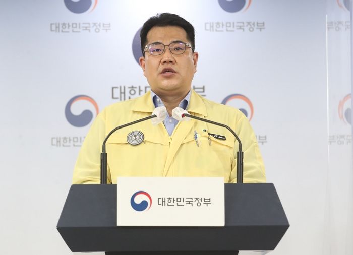 거리두기 개편안 20일 발표···사적모임 8인까지, 식당·카페 영업 자정까지 허용 전망