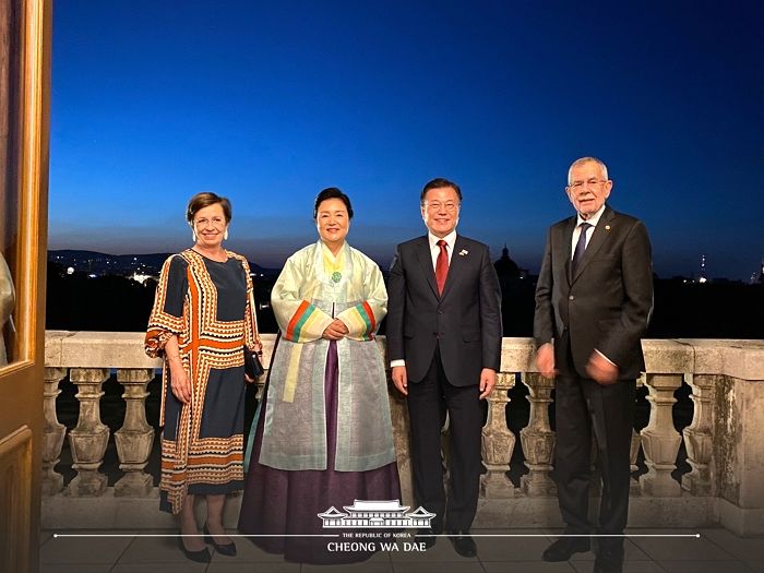 오스트리아 비엔나 수도원 찾은문 대통령 “정치인되고 높은 윤리의식 지켰다”