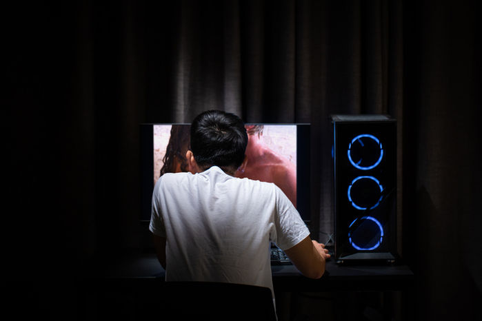 영상 찍어서 돈 버는 일본 AV 배우 “성매매 여성이다 vs 전문 배우다”