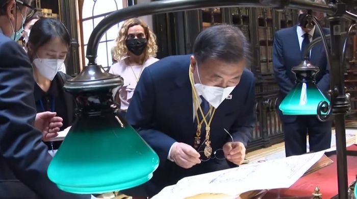 국빈방문한 문대통령에 ‘독도는 조선 영토’ 표시된 고지도 보여준 스페인