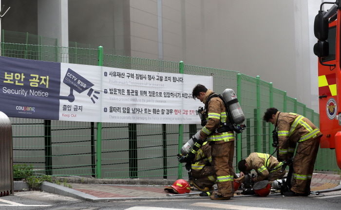 이천 쿠팡 ‘물류센터 화재’ 진압 중이던 소방관 지하 2층에 ‘고립’