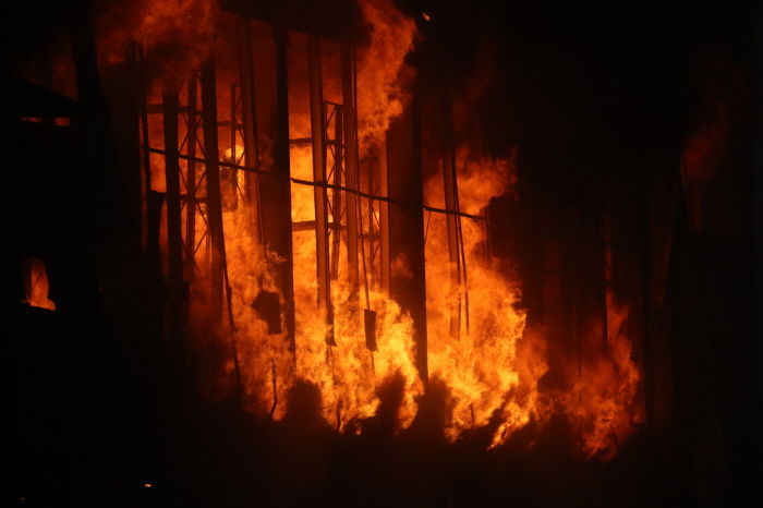 후배 챙기느라 실종된 쿠팡 화재현장 소방관, ‘50분’ 용량 산소통 메고 있었다