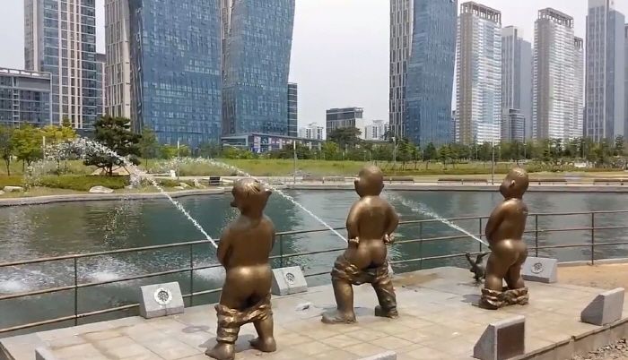 인천공원 한복판에 설치된 ‘오줌 싸는 남자아이’ 동상...“작품일 뿐vs부적절하다”