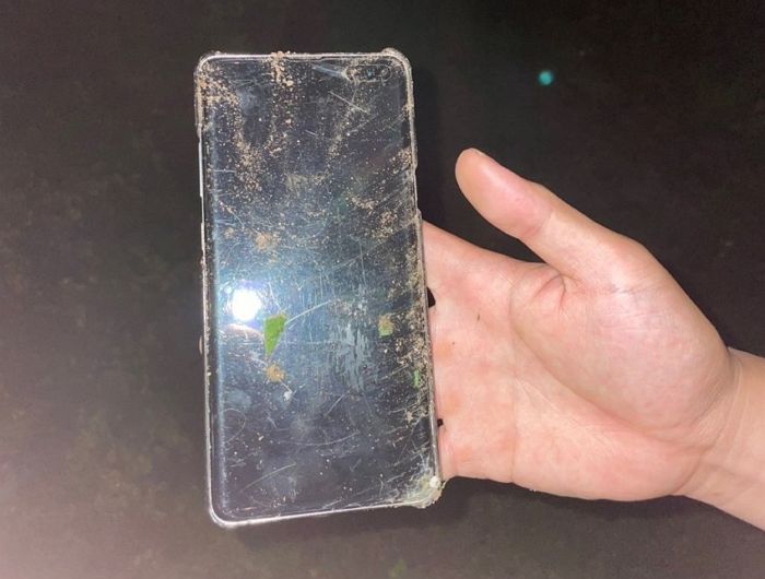 ‘17층 아파트’ 베란다서 담배 피우던 남성이 실수로 떨어뜨린 갤럭시 상태