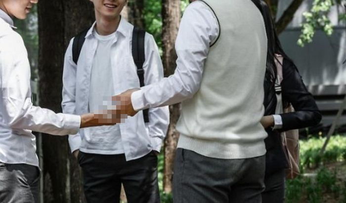 지하철서 성추행 장면 본 ‘남고생 3명’이 여성에게 쫓아가 한 행동