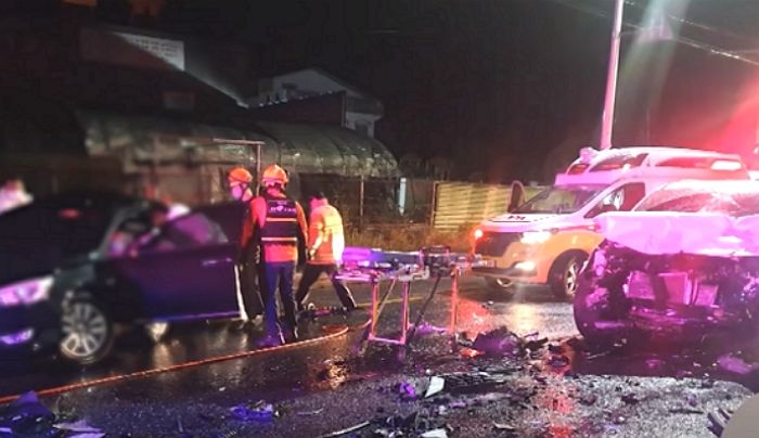 20대 남녀 6명 끼워탄 승용차, 빗길에 중앙선 침범사고… 뒷자리 4명 사망