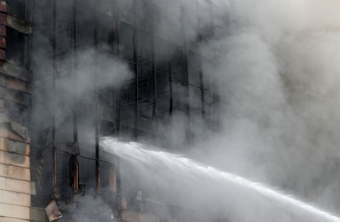 불길에 다 타버리고 뼈대만 앙상하게 남은 쿠팡 물류센터 건물