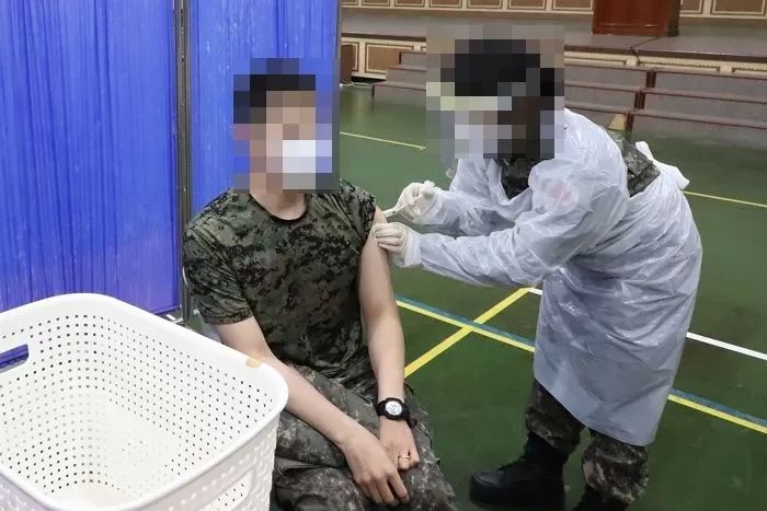 ‘코로나 백신’ 맞고 온 병사들 바로 근무 투입 시킨 육군 2군단