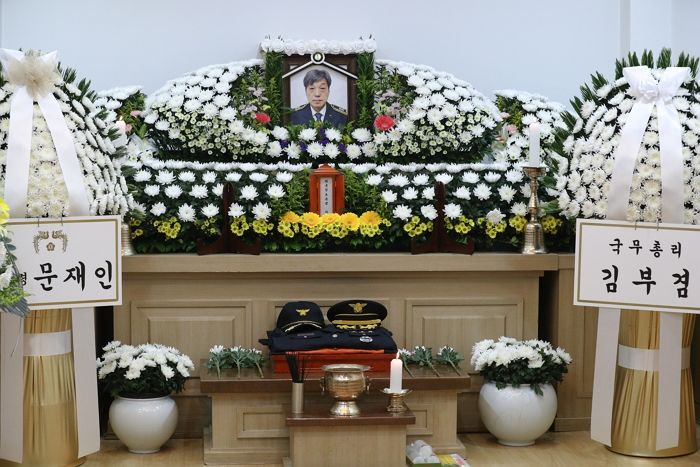 쿠팡 화재현장서 순직한 ‘영웅’ 故 김동식 구조대장 빈소에 놓인 영정