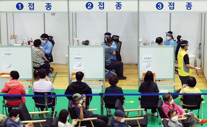 의료 종사자 ‘지인 찬스’ 이용해 ‘백신 새치기’ 하는 시민들