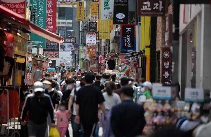 정부, 다음달(7월) 1일부터 거리두기 완화···수도권 6인까지 모임 허용