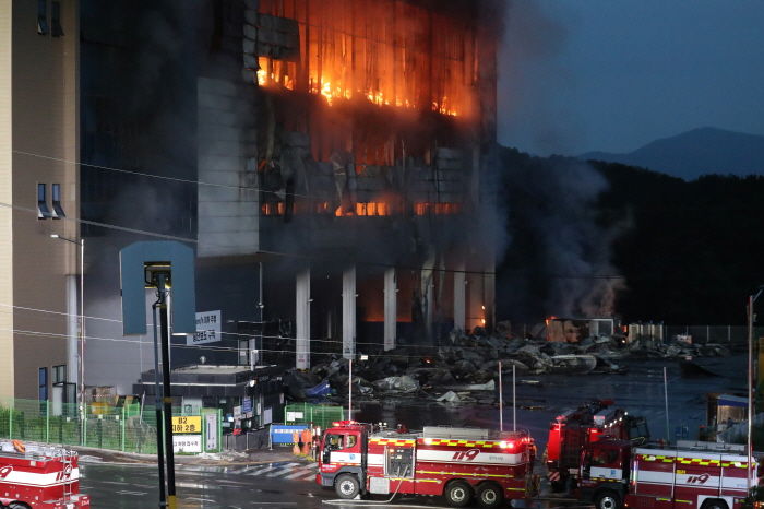 멀티탭서 시작된 쿠팡 물류센터 화재, 지하 2층엔 에어컨 없이 선풍기만 있었다