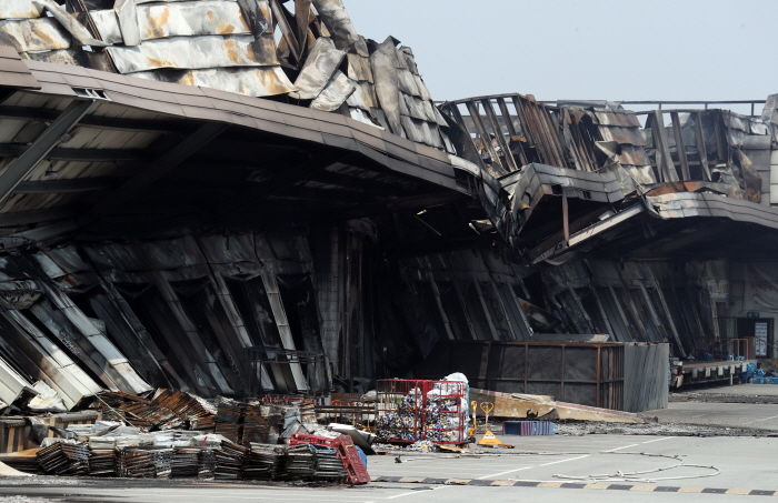 5일째 불 꺼지지 않아 소방관이 불씨 하나하나 제거하고 있는 쿠팡 물류센터 현상황