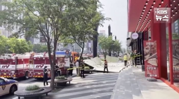 광주 붕괴 참사 11일 만에 서울 강남서도 공사장 가림막 쓰러져 인도 덮쳤다
