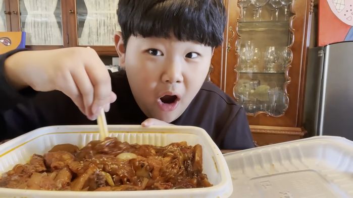 아들 준수 ‘찜닭 먹방’하는데 갑자기 침투해 쫄깃한 ‘당면’만 골라 먹은 이종혁 (영상)