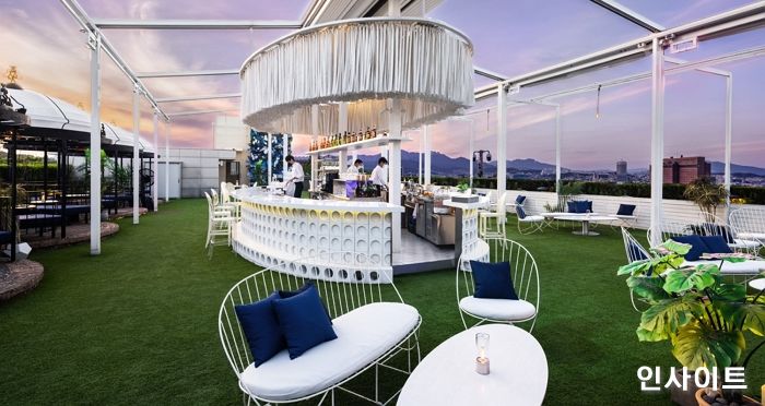 반얀트리 클럽 앤 스파 서울, 단독 야외 공간 ‘페스타 루프탑 바’ 프로모션 다채롭게 선봬