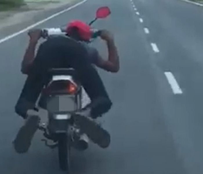 오토바이 위에서 ‘슈퍼맨’ 자세로 장난치던 라이더의 최후 (영상)