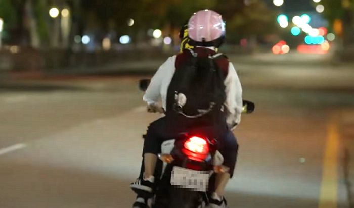 오토바이 한 대에 5명 ‘노헬멧’으로 타고 ‘칼치기’하는 남학생들