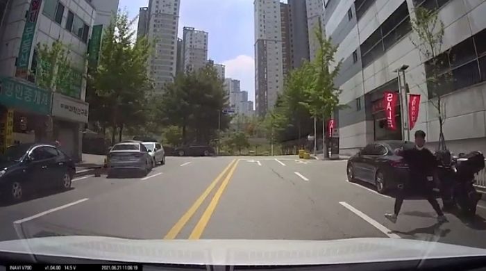 지나가는 차량에 갑자기 달려들어 위협 가한 오토바이 배달 기사 (영상)