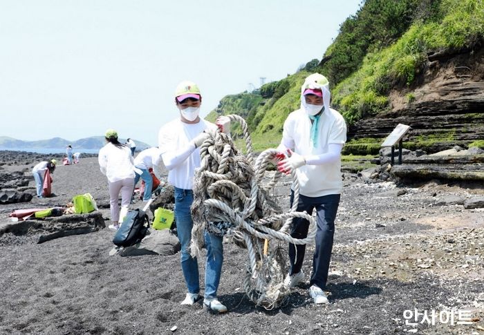 진에어, 제주 수월봉 환경 정화 봉사활동 진행