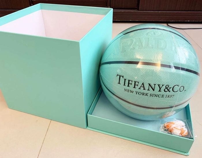 ‘민트색’만 칠했을 뿐인데 71만원에 팔고 있는 한정판 ‘티파니 농구공’