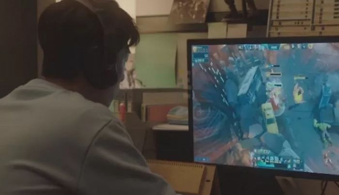 “롤에서 ‘솔랭 마스터’ 찍은 제게 ‘자랭 챌린저’ 여친이 자꾸 훈수를 둡니다”