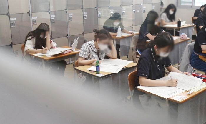 “응시료 1만2천원 내면 8월에 화이자 맞는대”…수험생 백신 맞으려 ‘9월 모의평가’ 보겠다는 20대들