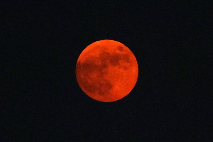어젯밤(24일) 하늘에 선명한 붉은빛으로 환하게 뜬 ‘스트로베리 문’ (사진)