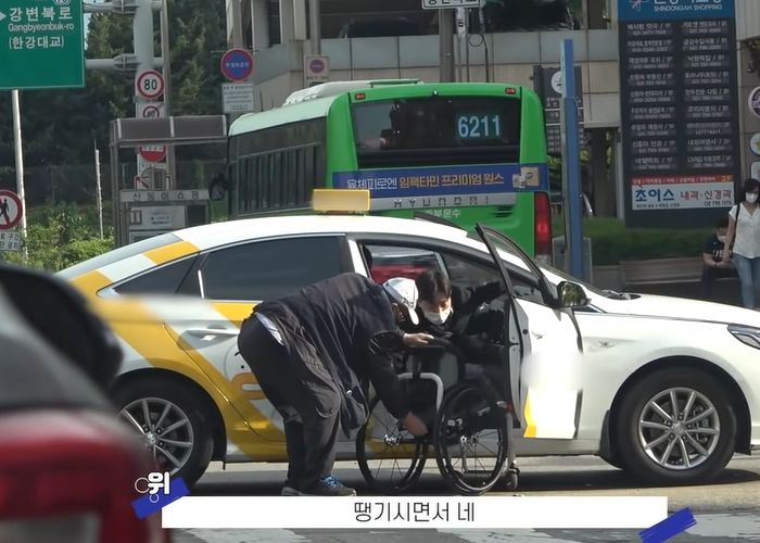 장애인 청년이 “휠체어 실어달라” 부탁하자 ‘츤데레’ 한국 택시 기사들이 보인 흔한 반응 (영상)