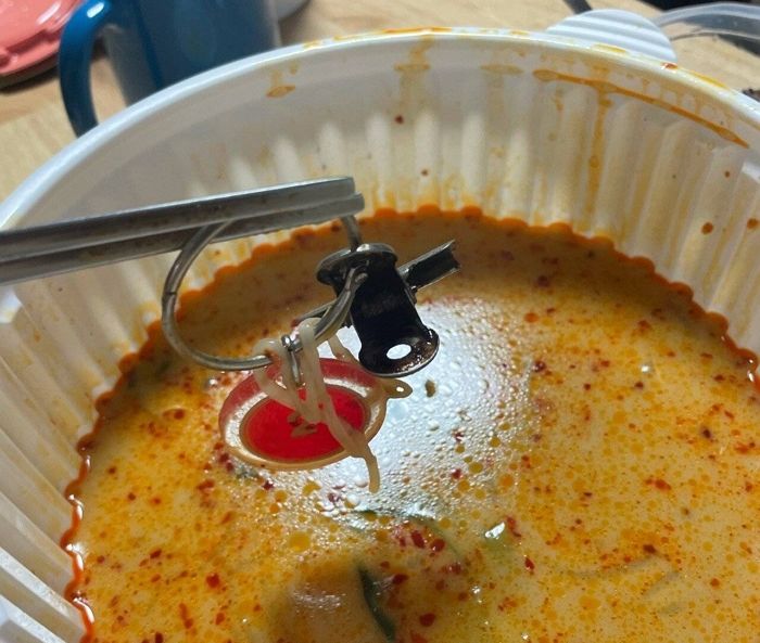 “배달시켜 먹은 마라탕 속에서 검게 녹이 슨 ‘쇠 집게’가 나왔습니다”