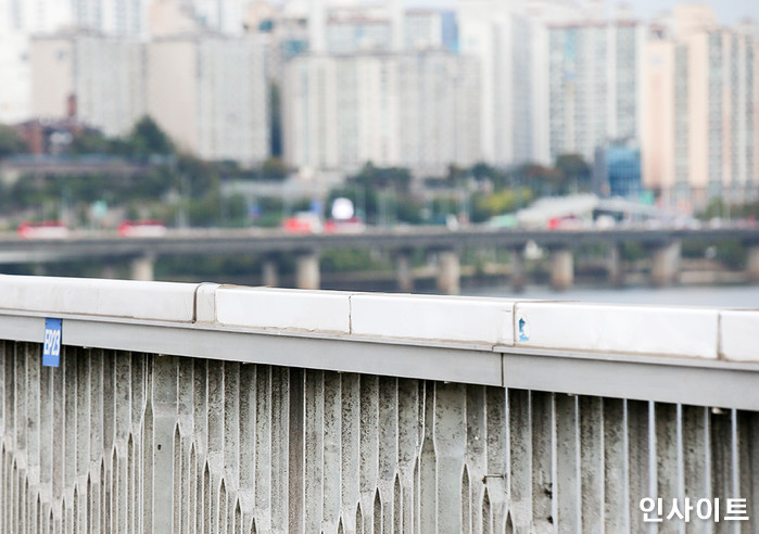 난간 부분 ‘회전 기능’ 추가해 올라탈 수 없도록 바뀐 ‘마포대교’ 근황