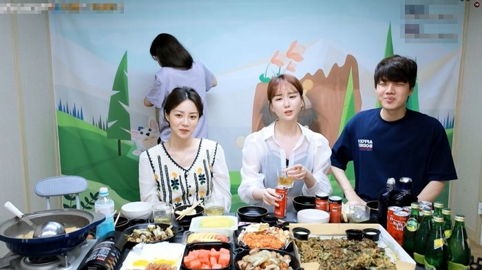 생방송 도중 ‘한남충’ 발언해 남성 혐오 논란 휩싸인 아프리카TV 여캠 (영상)