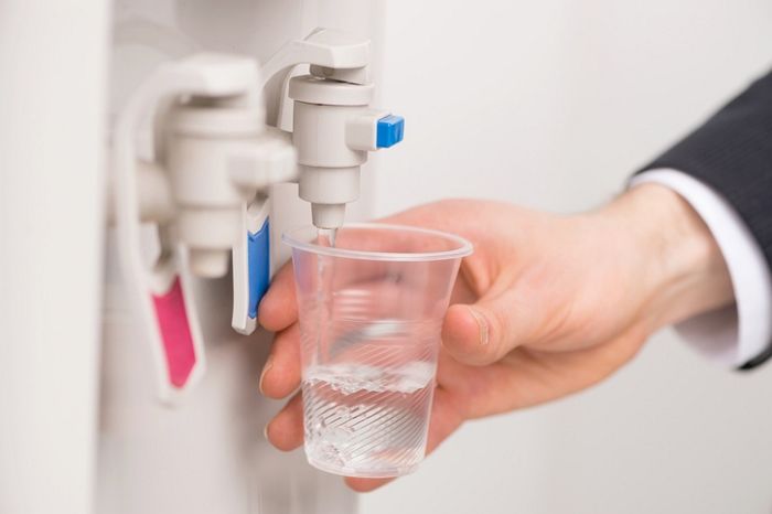 “은행에서 500mL 생수병에 물 채우다가 보안 직원에게 쫓겨났습니다”