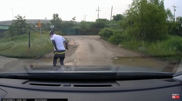 ‘속도 위반·접촉’ 없이 혼자 넘어진 자전거 운전자 때문에 사고 가해자 된 운전자