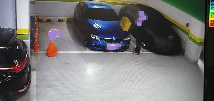자기 제네시스 커버 씌우려 옆자리 BMW에 ‘짐짝’ 올려 스크래치 낸 주차장 빌런