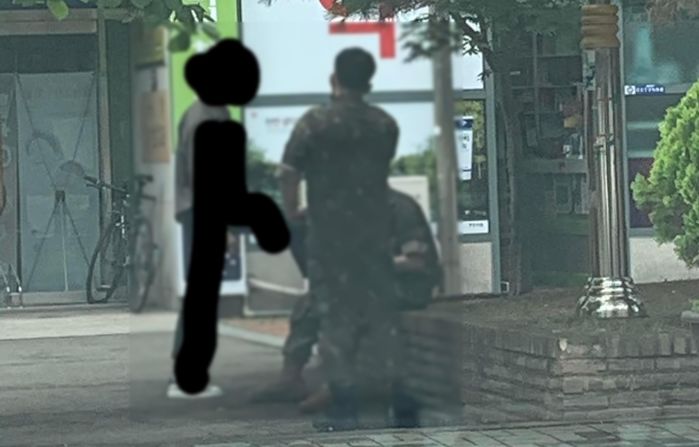 “군인이 야외에서 주머니 손 넣고 흡연해도 되나요?” 저격글에 누리꾼들이 보인 반응