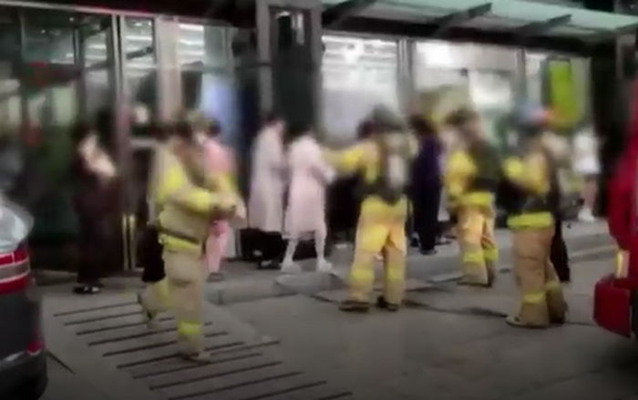 불나자마자 아이부터 안고 뛰어나오는 산후조리원 직원들