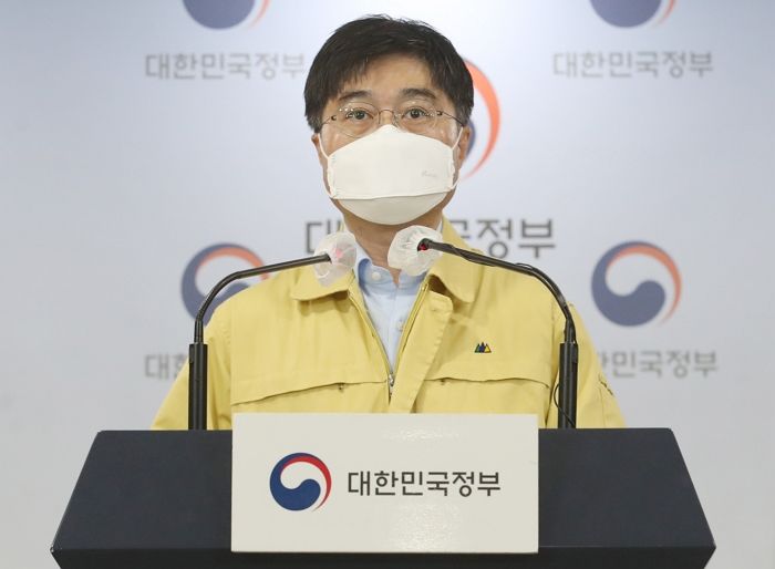 정부 “서울만 거리두기 격상 논의 중...이미 3단계 부합”