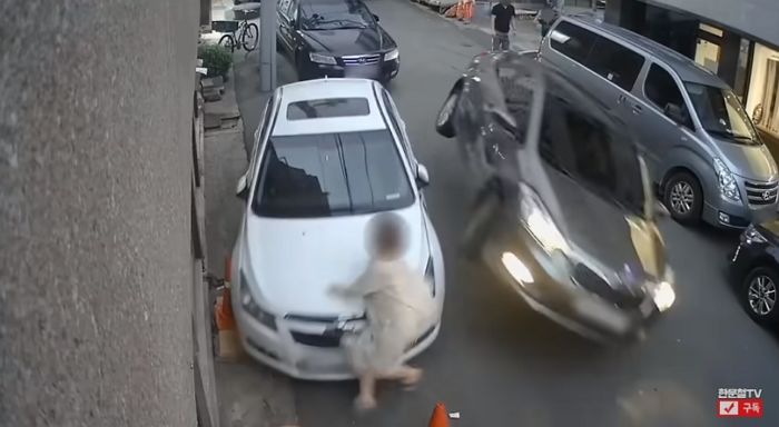 ‘악셀’을 브레이크로 착각한 차주 ‘운전미숙’으로 목숨 잃을뻔한 골목길 행인 (영상)